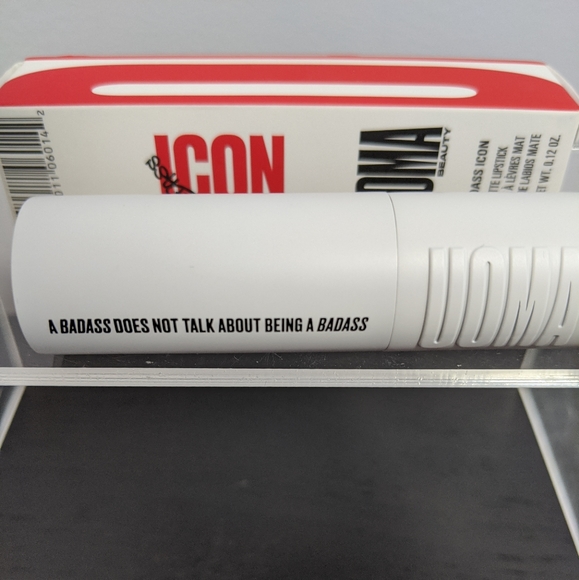 UOMA Badass Icon Matte Lipstick Tracy - Picture 8 of 9